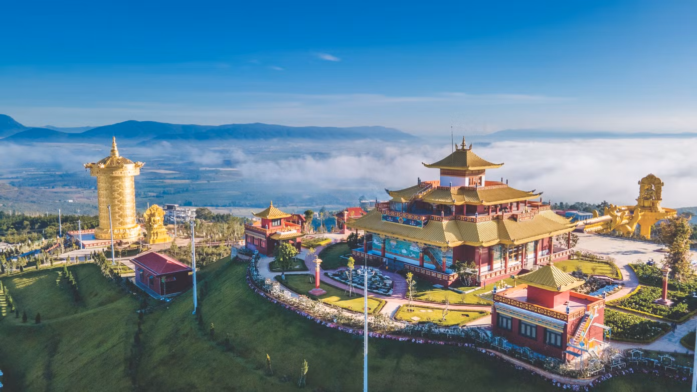 Nằm trải dài trên 3 ngọn đồi cao kỳ vĩ, khí hậu mát mẻ quanh năm, Samten Hills Dalat (thôn Kambute, xã Tru Tra, Đơn Dương, Lâm Đồng) là điểm đến mới cho những hành trình khai mở.