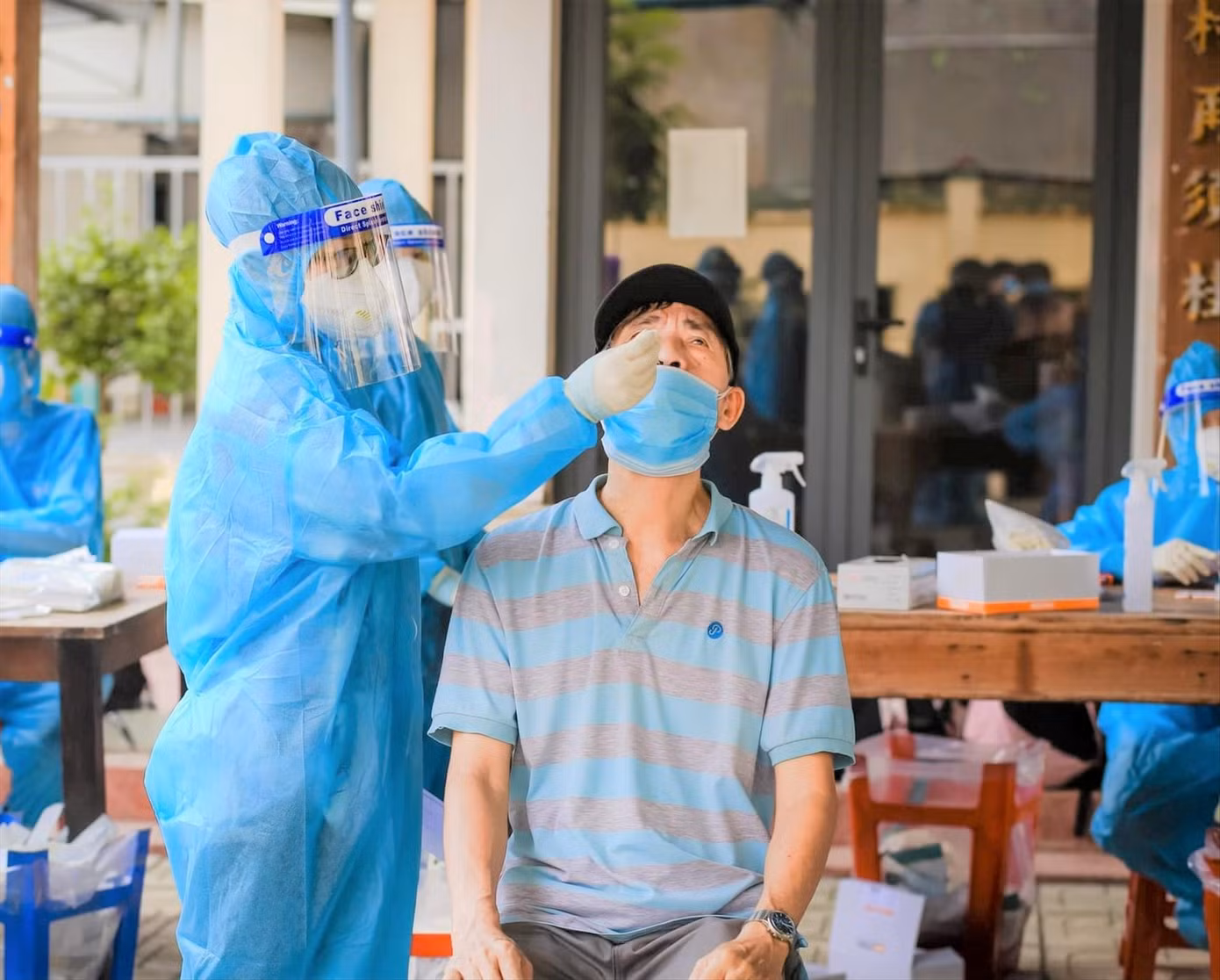 Thực hiện xét nghiệm diện rộng, số ca mắc được ghi nhận ở Bình Dương tăng mỗi ngày. Ảnh: H.C