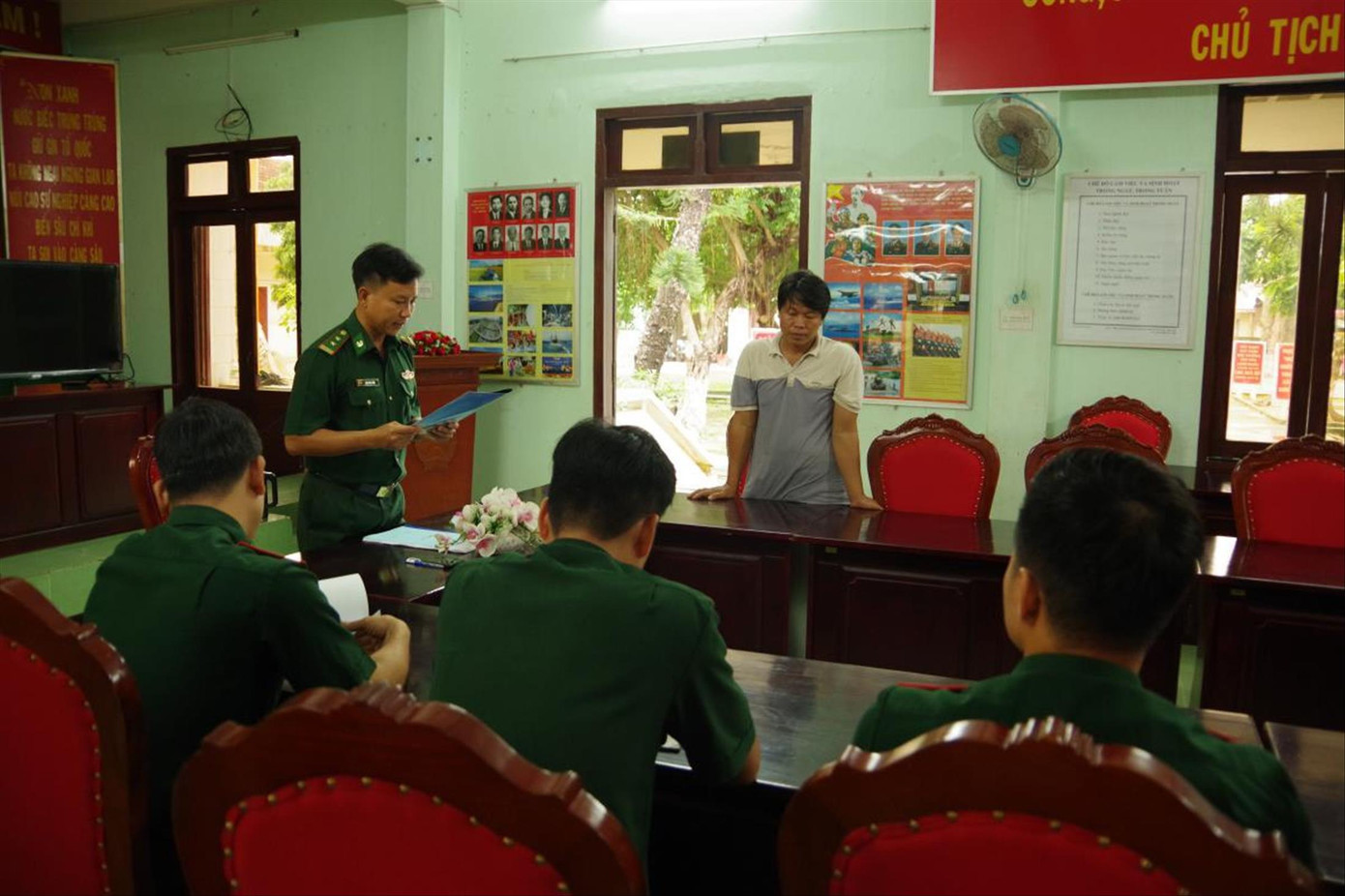 BĐBP Quảng Ngãi xử phạt thuyền trưởng tàu cá vượt ranh giới trên biển. Ảnh: NN