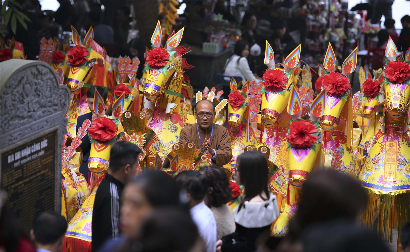 Đền Chợ Củi đón nhiều du khách chiêm bái