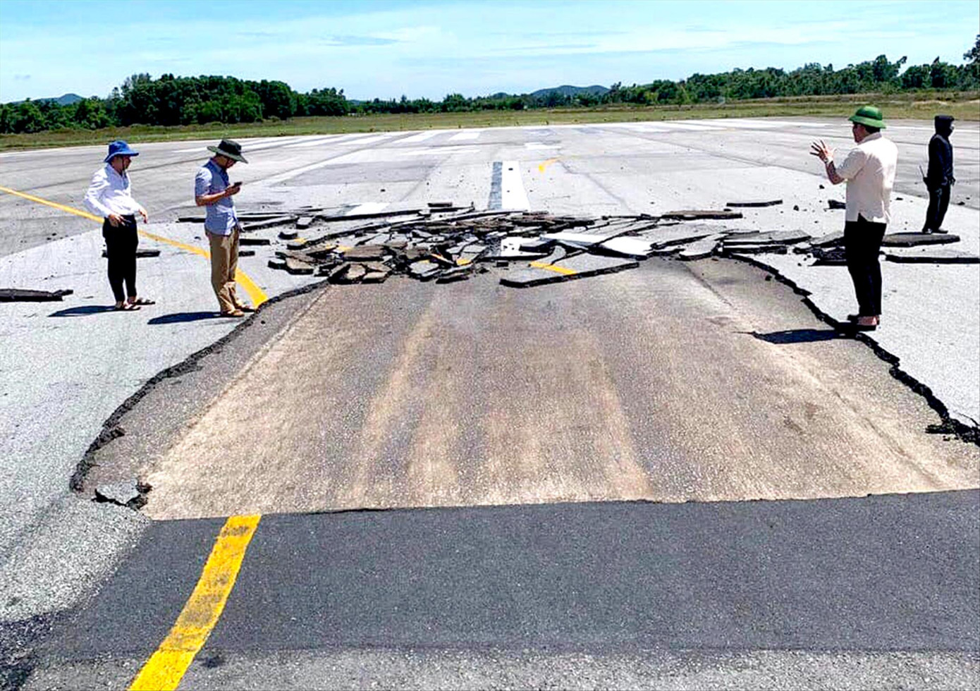 Hiện trường bong, tróc đường băng sân bay Vinh sáng 3/7 Hiện trường bong, tróc đường băng sân bay Vinh sáng 3/7