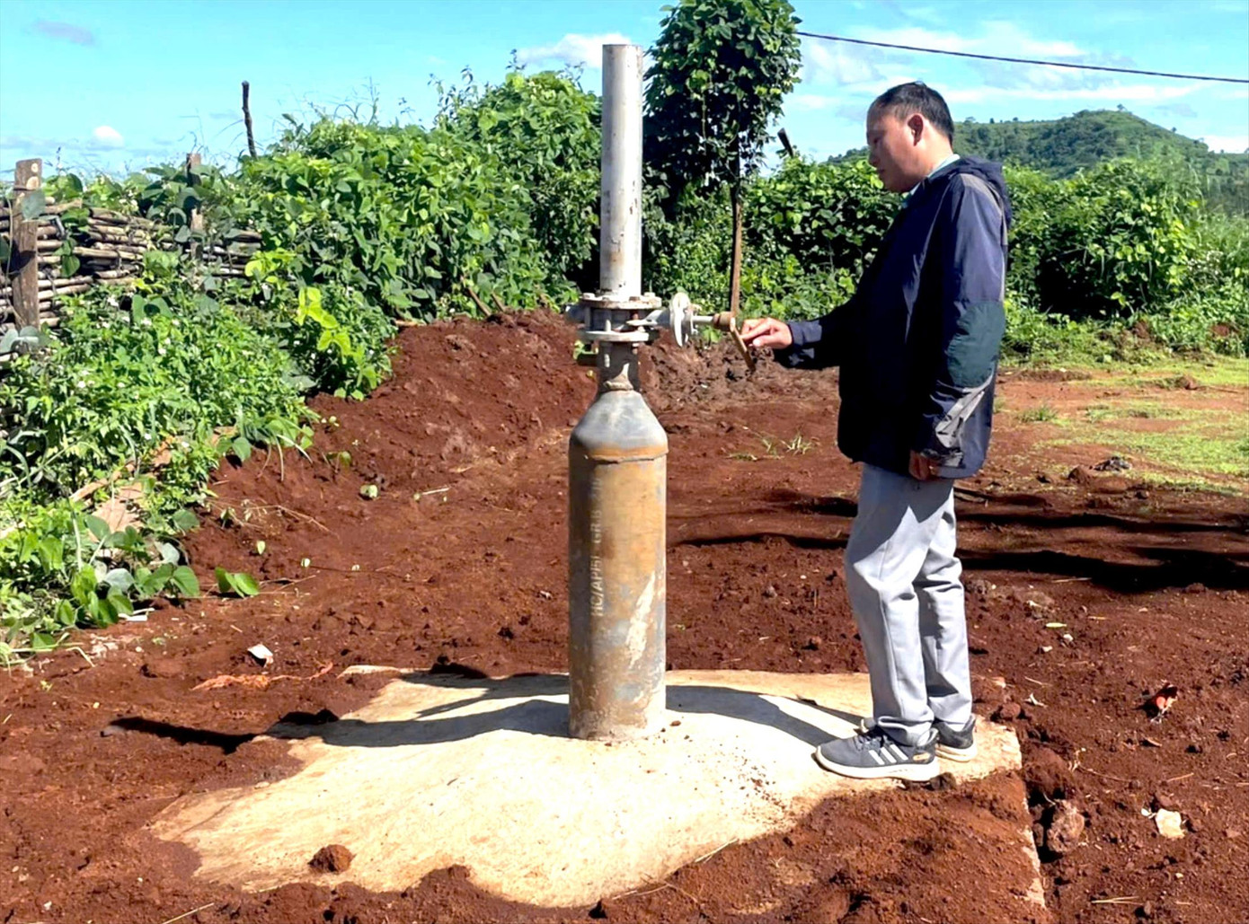 Ban đầu, ông Đàm Xuân Hòa lắp van để sử dụng nguồn khí nhưng bất thành Ban đầu, ông Đàm Xuân Hòa lắp van để sử dụng nguồn khí nhưng bất thành