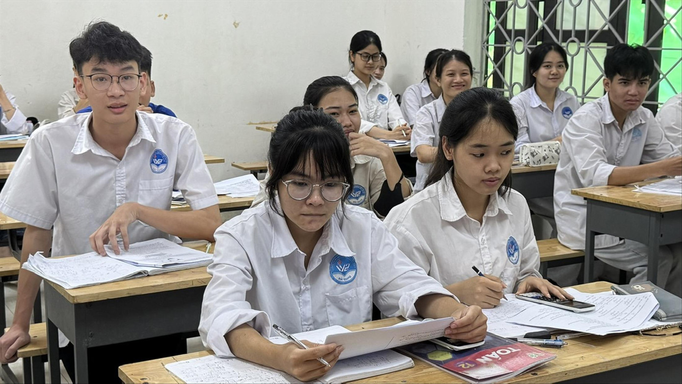 Học sinh lớp 12 tranh thủ thời gian ôn tập kiến thức trước kì thi tốt nghiệp THPT diễn ra ngày 26 - 27/6 tới. Ảnh: Nghiêm Huê.