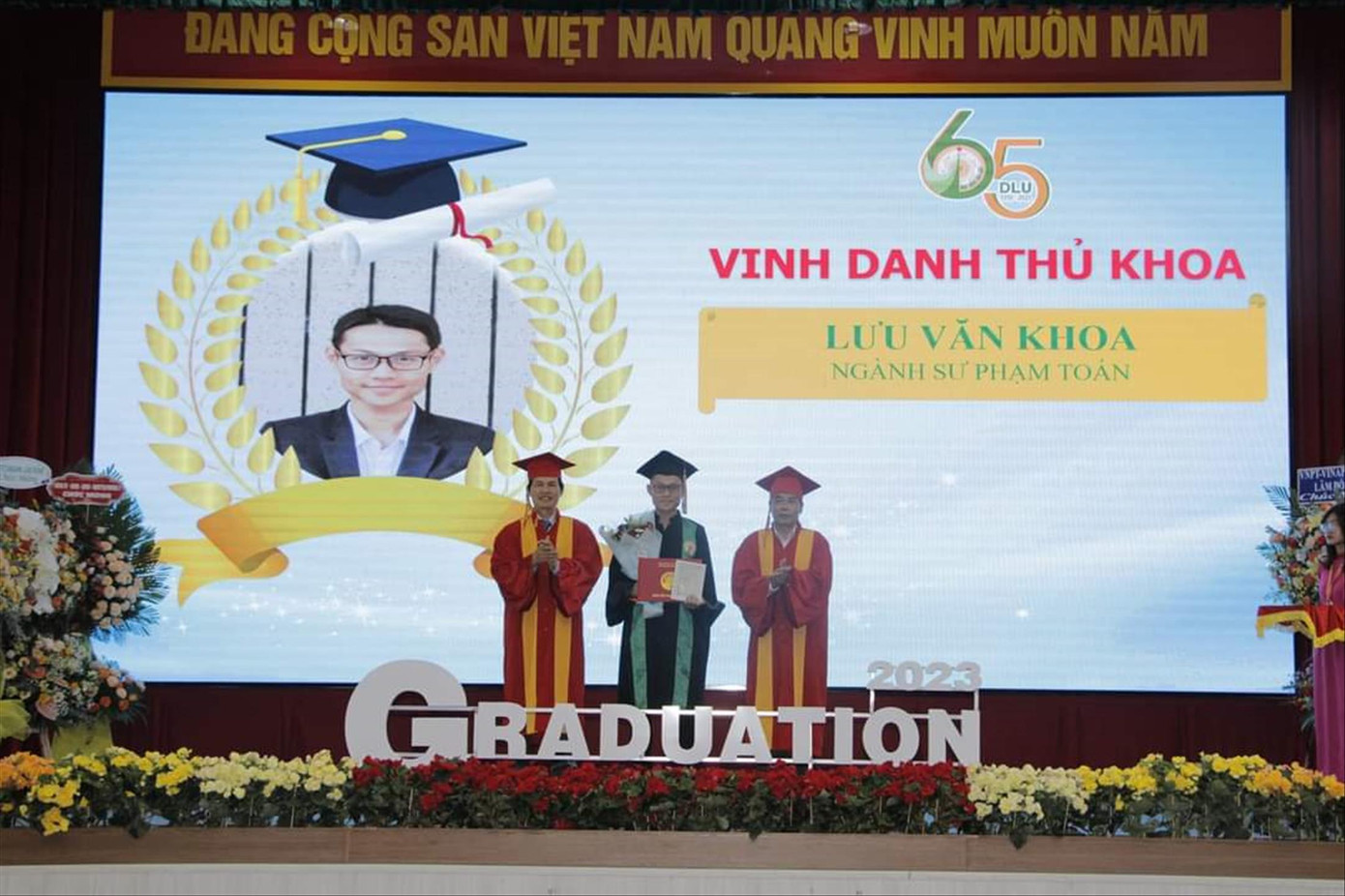 Lưu Văn Khoa nhận bằng tốt nghiệp xuất sắc, là thủ khoa đầu ra ngành sư phạm của Trường ĐH Đà Lạt. Ảnh: Nhân vật cung cấp Lưu Văn Khoa nhận bằng tốt nghiệp xuất sắc, là thủ khoa đầu ra ngành sư phạm của Trường ĐH Đà Lạt. Ảnh: Nhân vật cung cấp