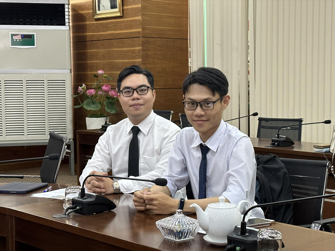 Lưu Văn Khoa (bìa phải) trong buổi phỏng vấn tuyển viên chức. Ảnh: Nhàn Lê Lưu Văn Khoa (bìa phải) trong buổi phỏng vấn tuyển viên chức. Ảnh: Nhàn Lê