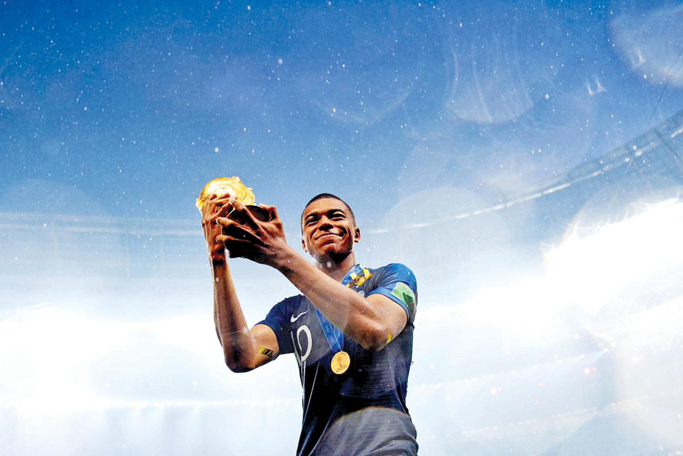 Mbappe nâng cao chiếc Cúp vô địch thế giới tại Nga 2018. Ảnh: Getty Images Mbappe nâng cao chiếc Cúp vô địch thế giới tại Nga 2018. Ảnh: Getty Images