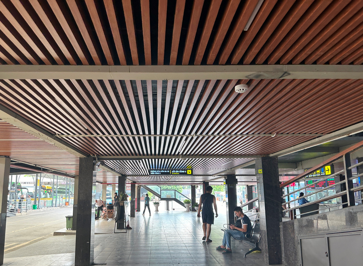 Trần cũ vốn là chất liệu thạch cao, nay vừa được bến xe đầu tư bằng chất liệu gỗ với thiết kế dạng các thanh hình nan, trông vừa đẹp mắt, thanh cảnh vừa thoáng khí, đảm bảo công tác phòng cháy chữa cháy Trần cũ vốn là chất liệu thạch cao, nay vừa được bến xe đầu tư bằng chất liệu gỗ với thiết kế dạng các thanh hình nan, trông vừa đẹp mắt, thanh cảnh vừa thoáng khí, đảm bảo công tác phòng cháy chữa cháy