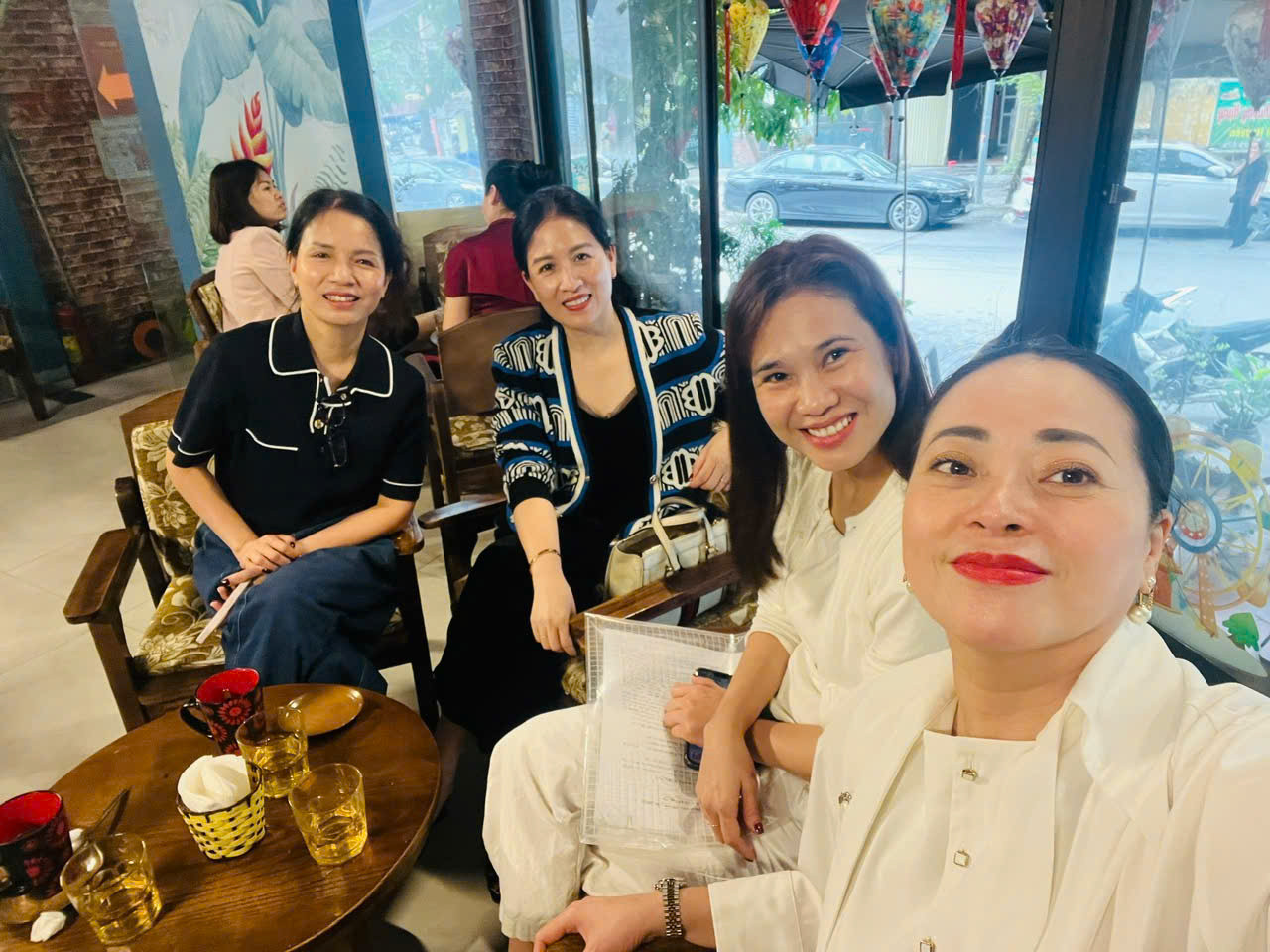 Chị Nguyễn Thị Hoàng Anh (ngoài cùng bên phải; chị Hiền ngoài cùng bên trái) và “hội chị em” bị lừa đảo đầu tư bất động sản “bánh vẽ” (ảnh nhân vật tự cung cấp) Chị Nguyễn Thị Hoàng Anh (ngoài cùng bên phải; chị Hiền ngoài cùng bên trái) và “hội chị em” bị lừa đảo đầu tư bất động sản “bánh vẽ” (ảnh nhân vật tự cung cấp)