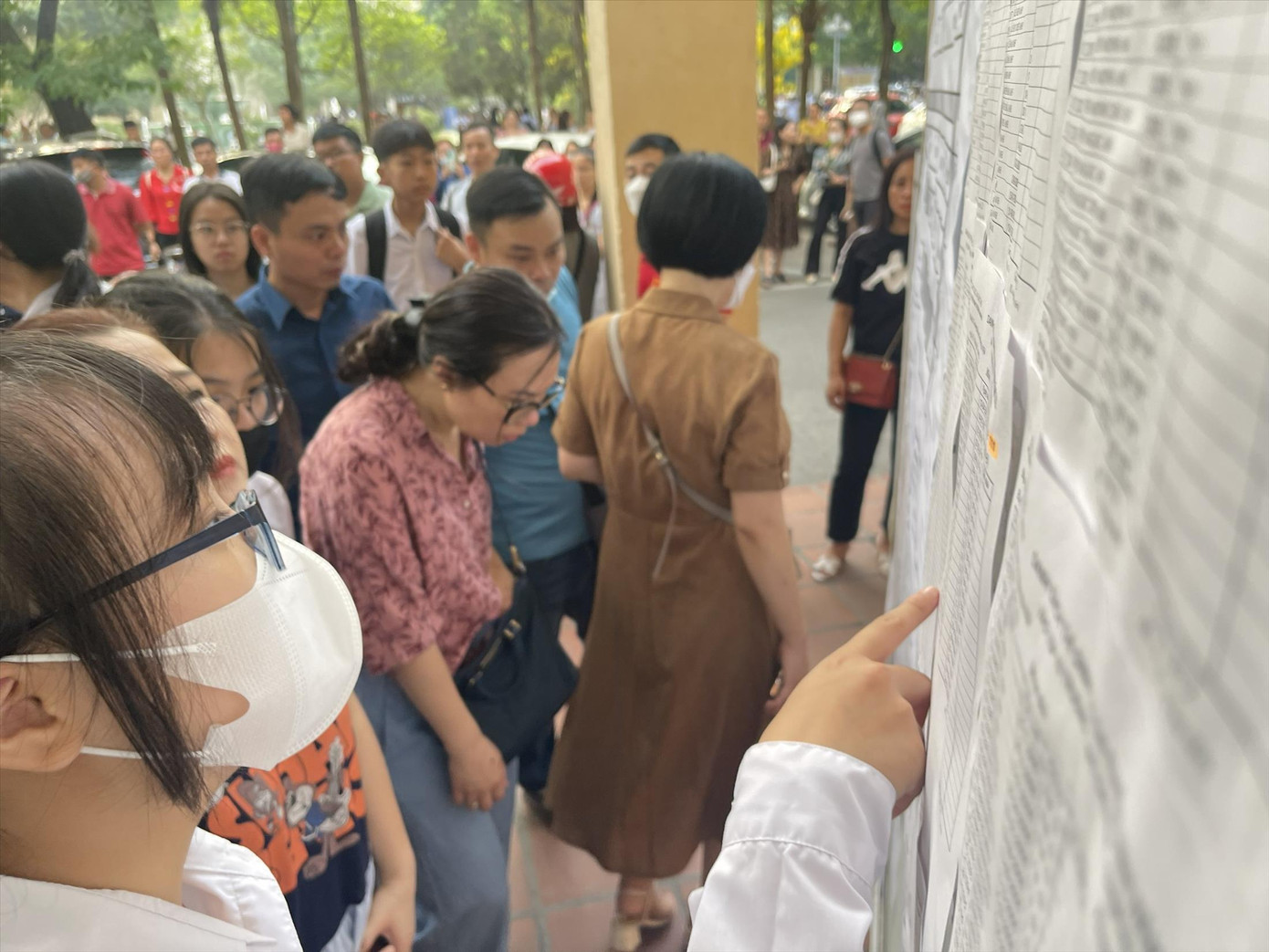 Thí sinh dự thi vào lớp 10 THPT chuyên ĐH Sư phạm Hà Nội ngày 1/6. Ảnh: Trọng Tài