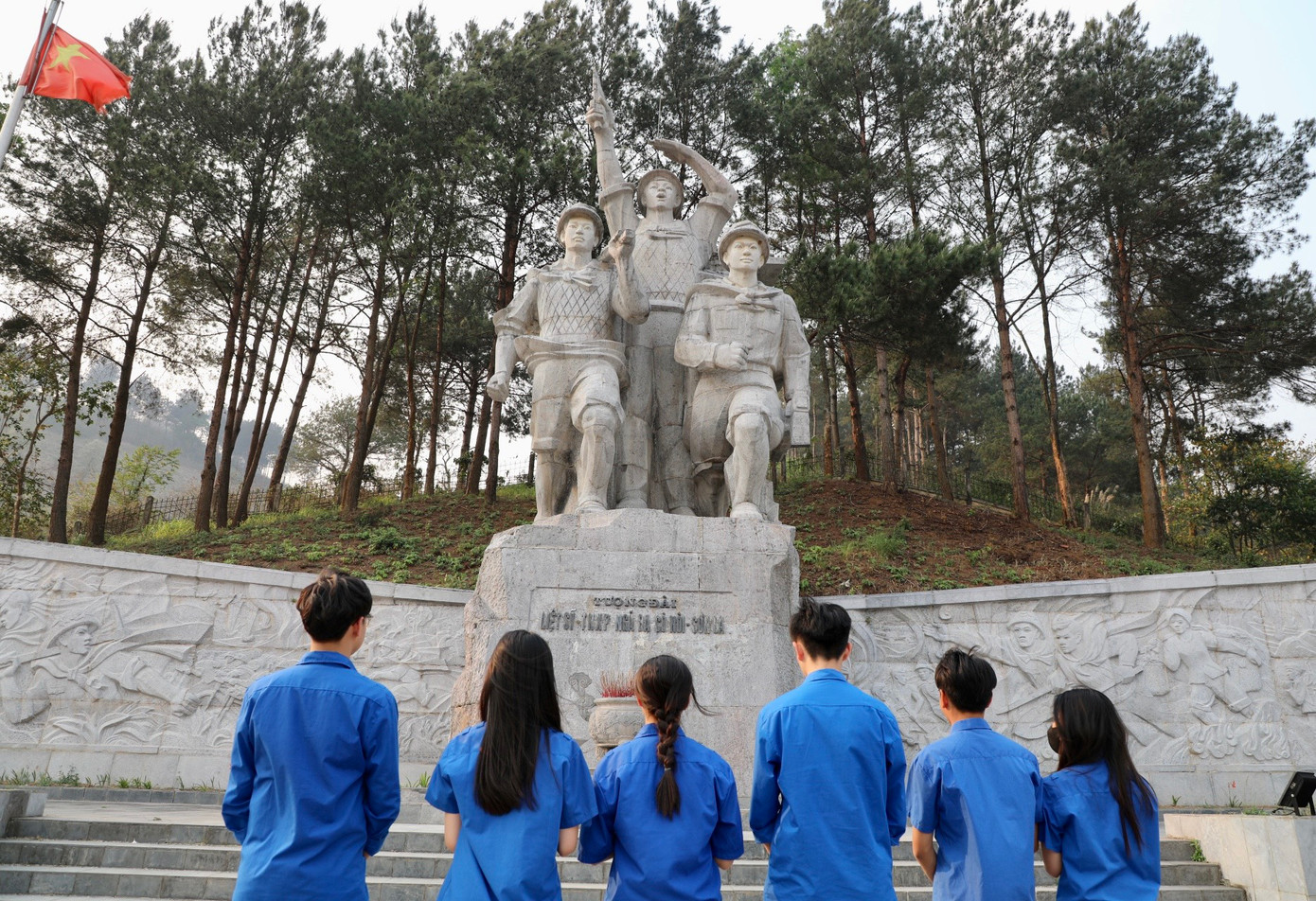 Thanh niên thắp hương tưởng nhớ những liệt sĩ tại Cò Nòi