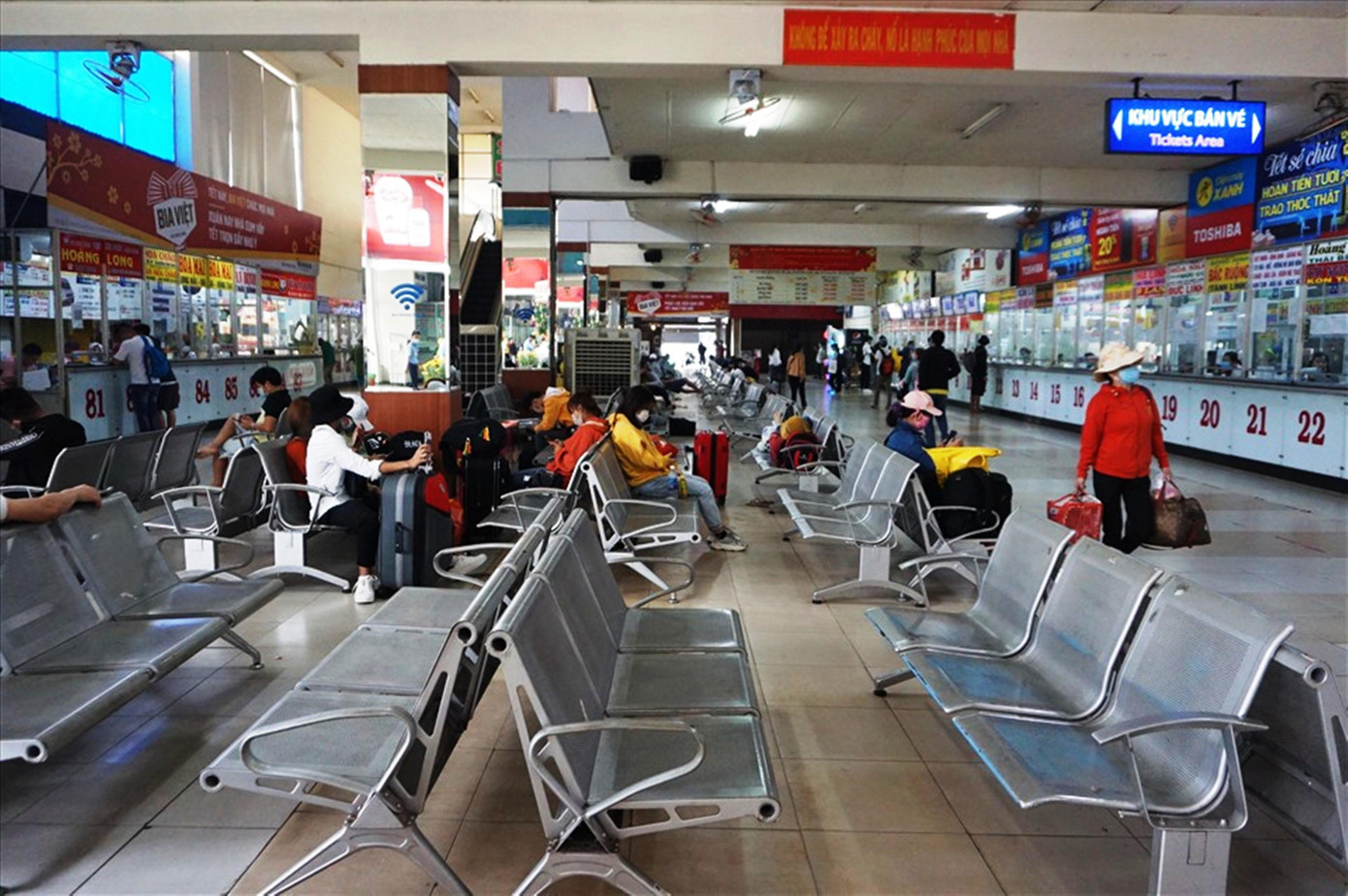 Bến xe Miền Ðông, bến xe liên tỉnh lớn nhất TPHCM thưa thớt hành khách dù còn hơn một tuần nữa là đến Tết Nguyên đán Nhâm Dần Bến xe Miền Ðông, bến xe liên tỉnh lớn nhất TPHCM thưa thớt hành khách dù còn hơn một tuần nữa là đến Tết Nguyên đán Nhâm Dần