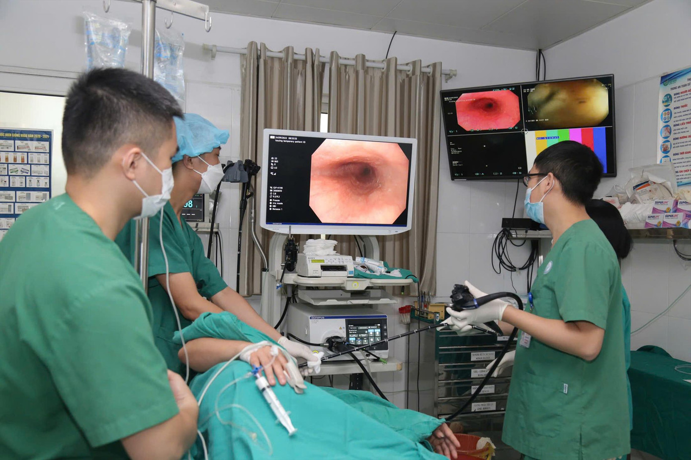 Bác sĩ BV Việt Đức nội soi dạ dày phát hiện sớm ung thư