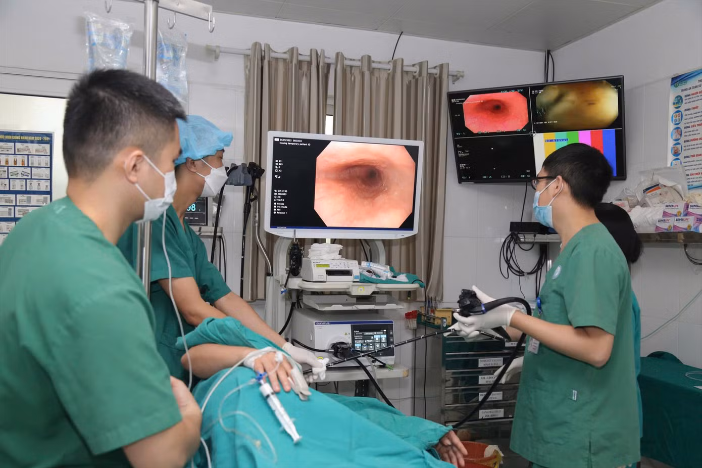 Bác sĩ BV Việt Đức nội soi dạ dày phát hiện sớm ung thư