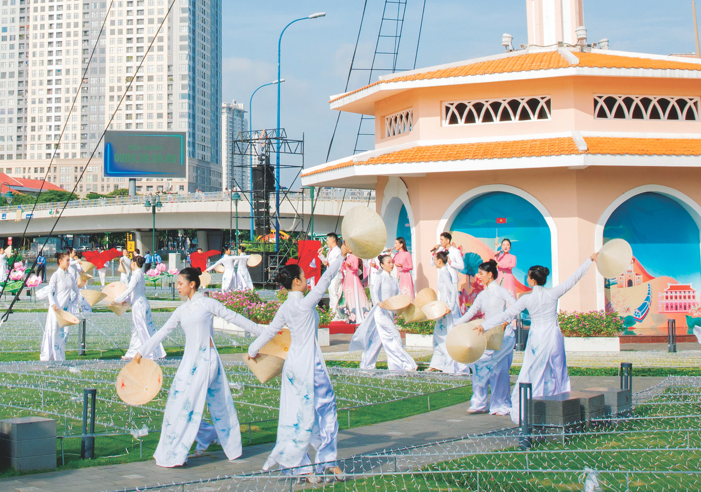 Múa hát chào mừng Lễ hội sông nước TPHCM