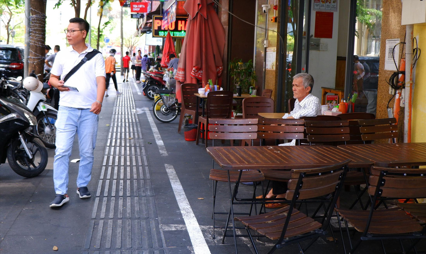 Vỉa hè đường Hải Triều (quận 1, TPHCM) gọn gàng, ngăn nắp sau khi thí điểm thu phí. Ảnh: HH