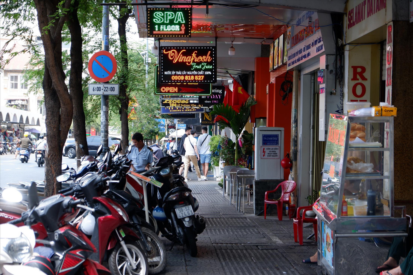 Vỉa hè đường Lê Thánh Tôn. Ảnh: HH