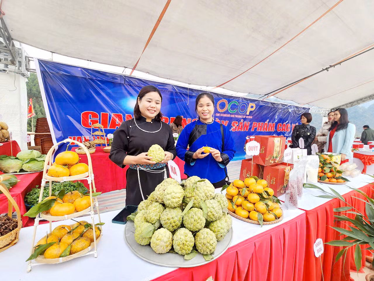 Giới thiệu quảng bá các sản phẩm OCOP ở Lạng Sơn. Ảnh: Duy Chiến