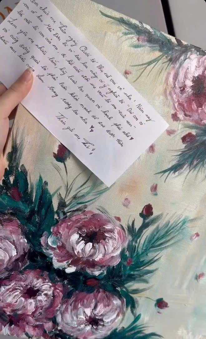 Lọ Lem từng khoe quà tặng mẹ ngày 8/3: Một bức tranh hoa mẫu đơn do cô tự vẽ cùng bức thư viết tay. Món quà giản dị này nhận được nhiều bình luận tích cực từ cộng đồng mạng