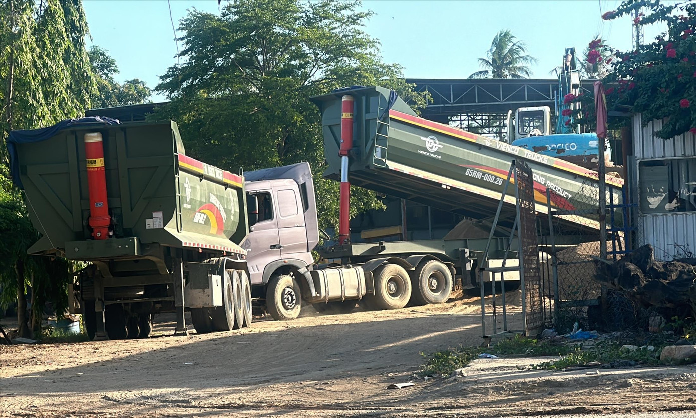 Xe kéo rơ moóc chở cát từ hồ Sông Biêu về đổ tại điểm tập kết cát của Cty Thuận Hải PR ở đường Phan Đăng Lưu, thành phố Phan Rang - Tháp Chàm Xe kéo rơ moóc chở cát từ hồ Sông Biêu về đổ tại điểm tập kết cát của Cty Thuận Hải PR ở đường Phan Đăng Lưu, thành phố Phan Rang - Tháp Chàm