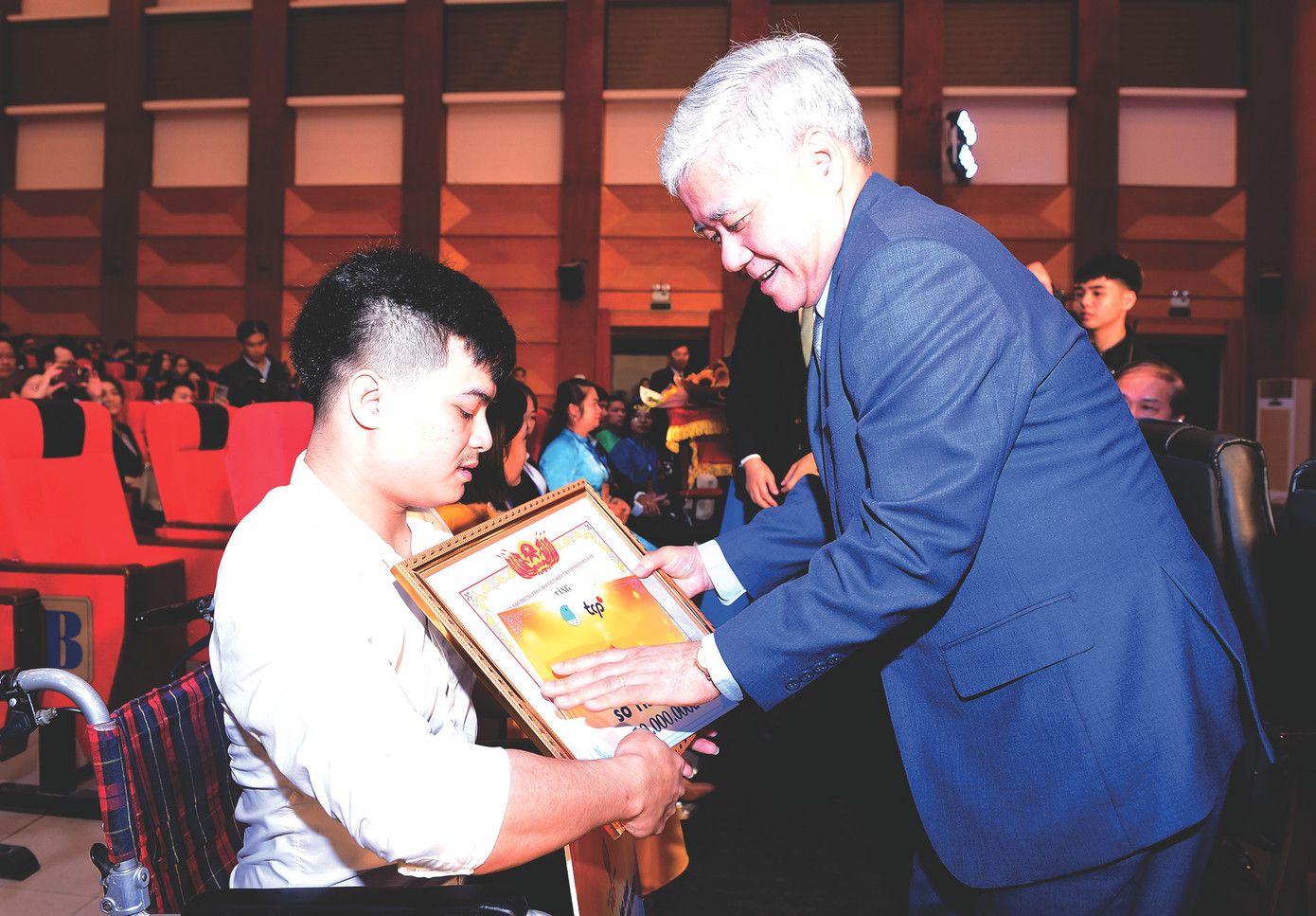 Ông Đỗ Văn Chiến, Bí thư T.Ư Đảng, Chủ tịch Ủy ban T.Ư MTTQ Việt Nam trao khen thưởng gương thanh niên khuyết tật tiêu biểu. Ảnh: Xuân Tùng