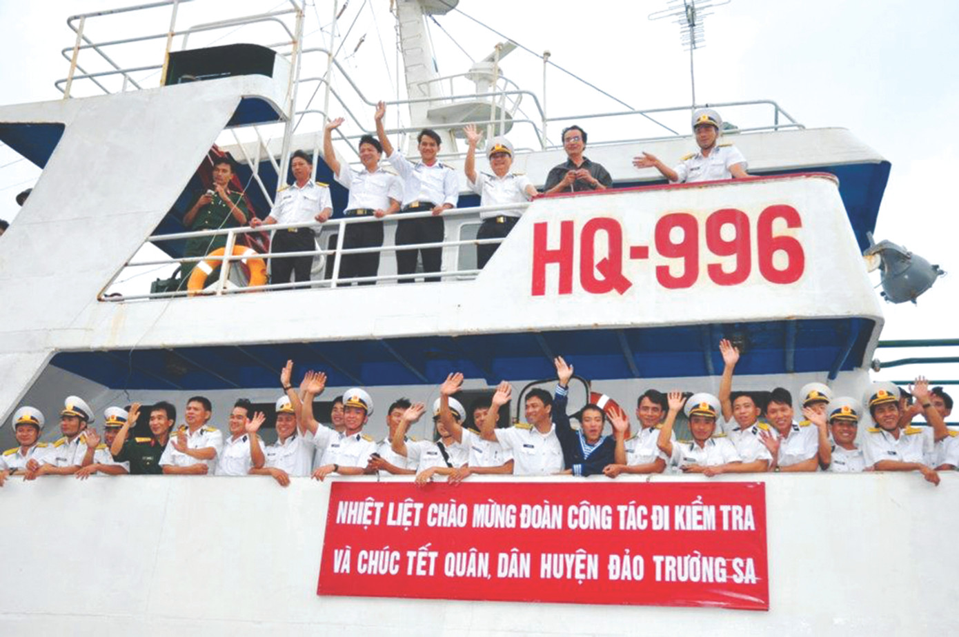 Tàu HQ 996 đưa hơn 400 cán bộ, chiến sĩ hải quân và nhà báo ra thăm quần đảo Trường Sa. Ảnh: CÔNG HOAN