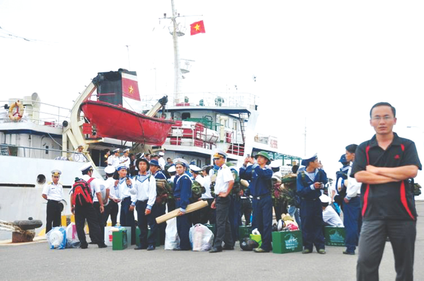 Tác giả trong chuyến công tác ra thăm đảo Trường Sa cuối năm 2011