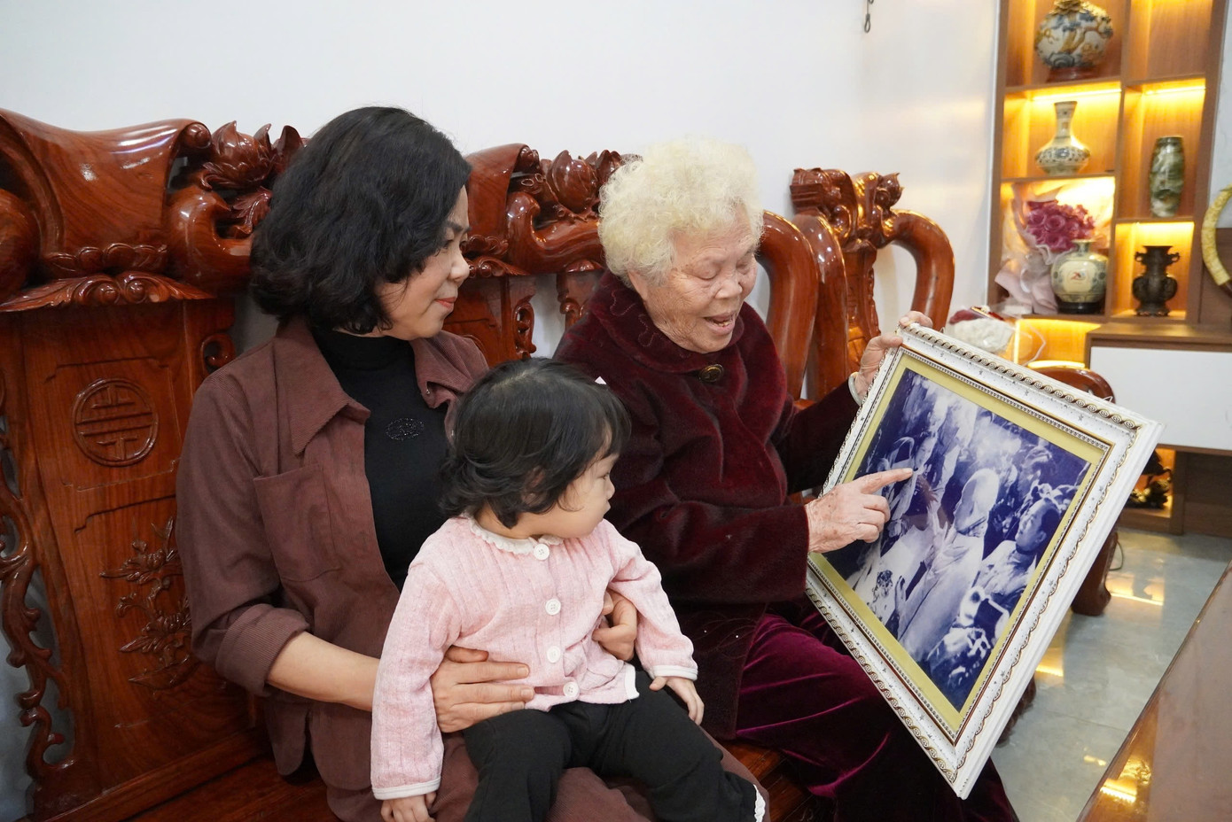 Bà Diên luôn kể về kỷ niệm khó quên với con cháu trong gia đình