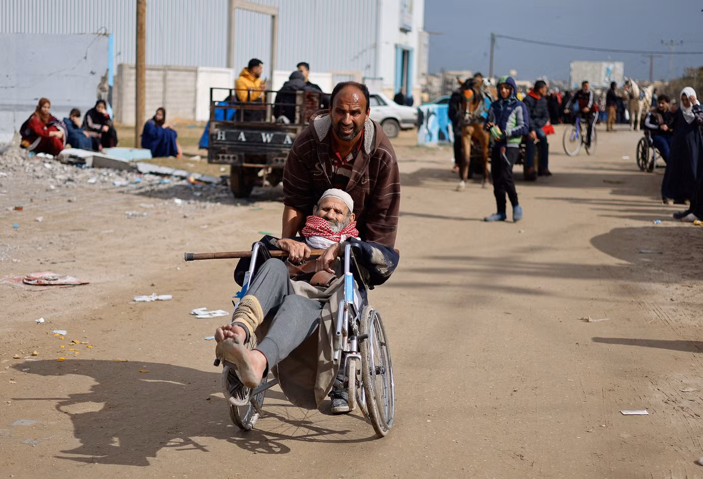 Bệnh nhân Palestine đến thành phố Rafah ở Gaza, sau khi được sơ tán khỏi Bệnh viện Nasser ở thành phố Khan Younis để tránh chiến dịch trên bộ của Israel ngày 15/2/2024. Ảnh: Reuters