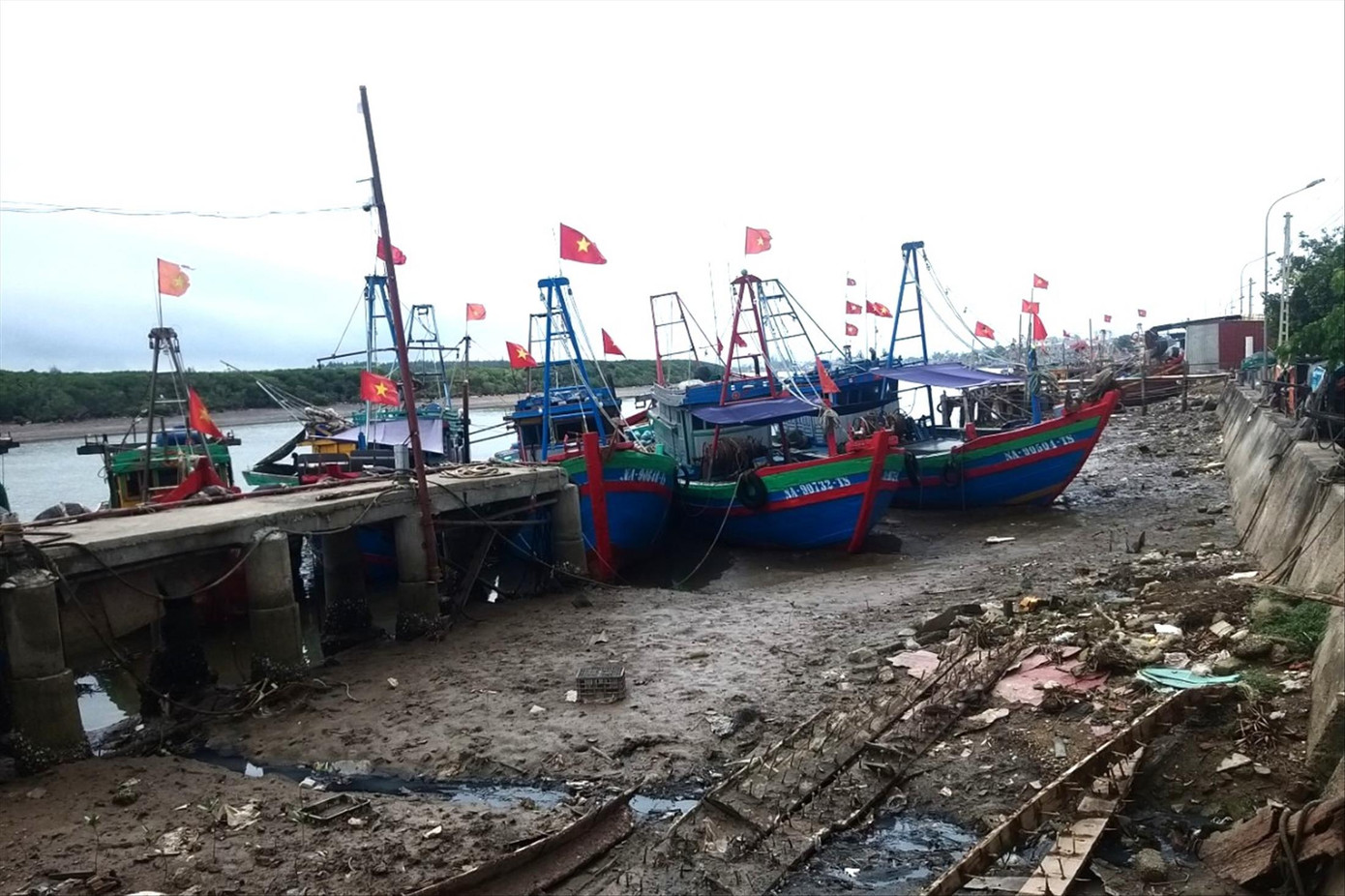 Luồng lạch bị bồi lắng, tàu thuyền nằm bờ Luồng lạch bị bồi lắng, tàu thuyền nằm bờ