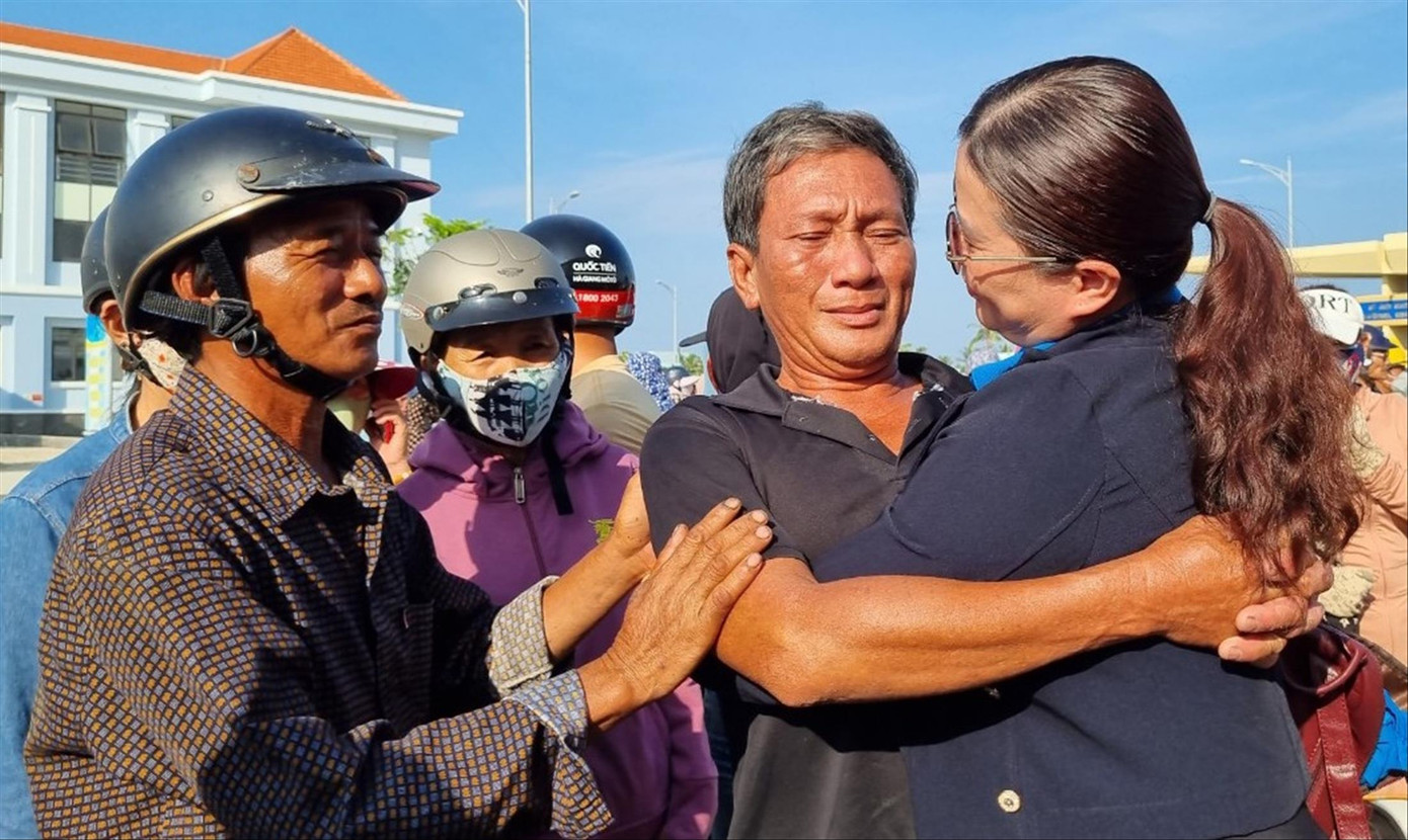 Ngư dân tàu chìm trở về đất liền, oà khóc trong vòng tay người thân (Ảnh: Hoài Văn - Nguyễn Ngọc).