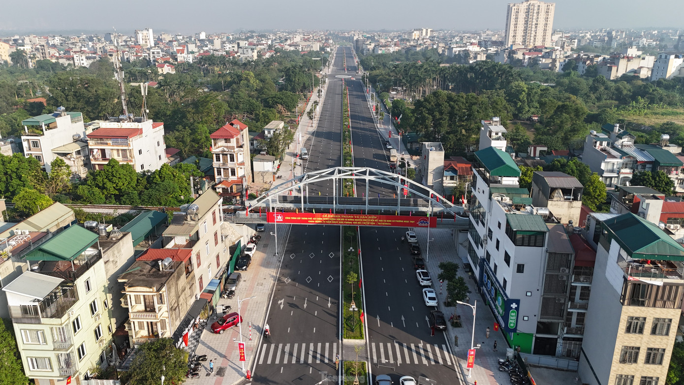 Tuyến đường 40m nối từ đường Nguyễn Văn Cừ đến hết khu tái định cư phường Ngọc Thụy, quận Long Biên thông xe tạo thành hệ thống giao thông đồng bộ, hiện đại, mở ra thêm không gian phát triển mới cho quận Long Biên