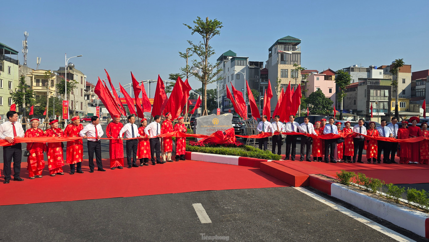 Các đại biểu lãnh đạo thành phố Hà Nội, quận Long Biên cắt băng khánh thành, gắn biển công trình chào mừng kỷ niệm 70 năm Ngày Giải phóng Thủ đô với tuyến đường 40m nối từ đường Nguyễn Văn Cừ đến hết khu tái định cư phường Ngọc Thụy