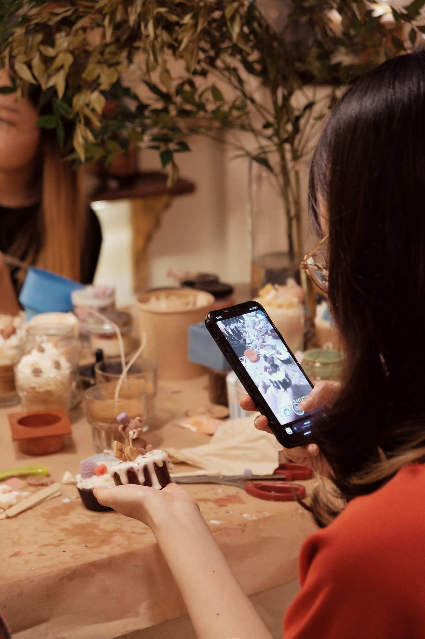 Nhiều bạn trẻ chọn cách tự làm món quà để tặng người yêu dịp Valentine