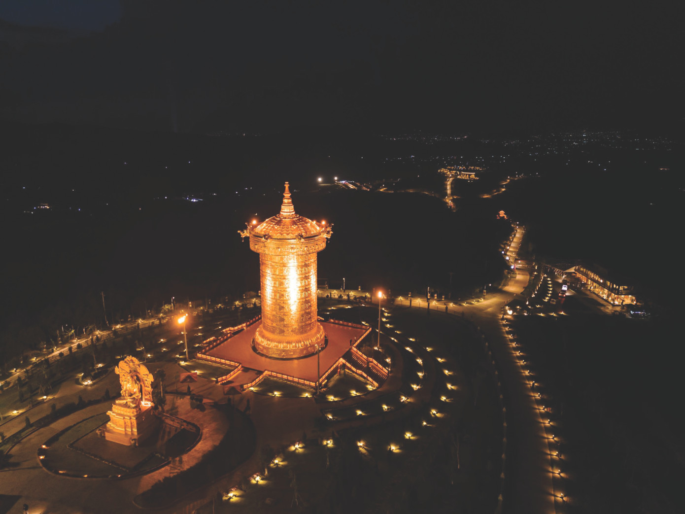 Khi màn đêm dần buông xuống, Samten Hills Dalat trở lên lung linh, huyền ảo hơn bao giờ hết