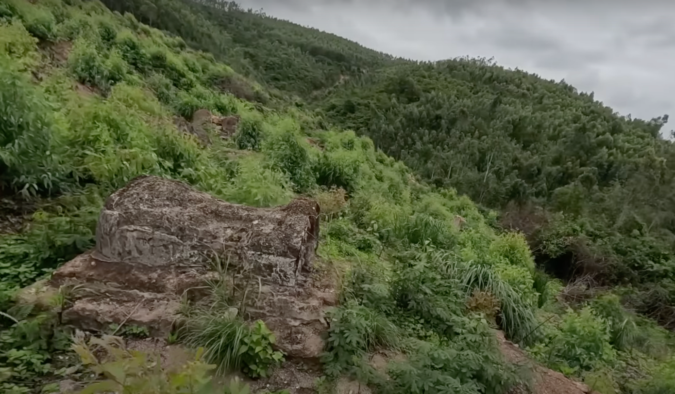 Hàng trăm ngôi mộ cổ trên sườn núi A Man có hình thù khác nhau. Ảnh: LỮ HỒ Hàng trăm ngôi mộ cổ trên sườn núi A Man có hình thù khác nhau. Ảnh: LỮ HỒ