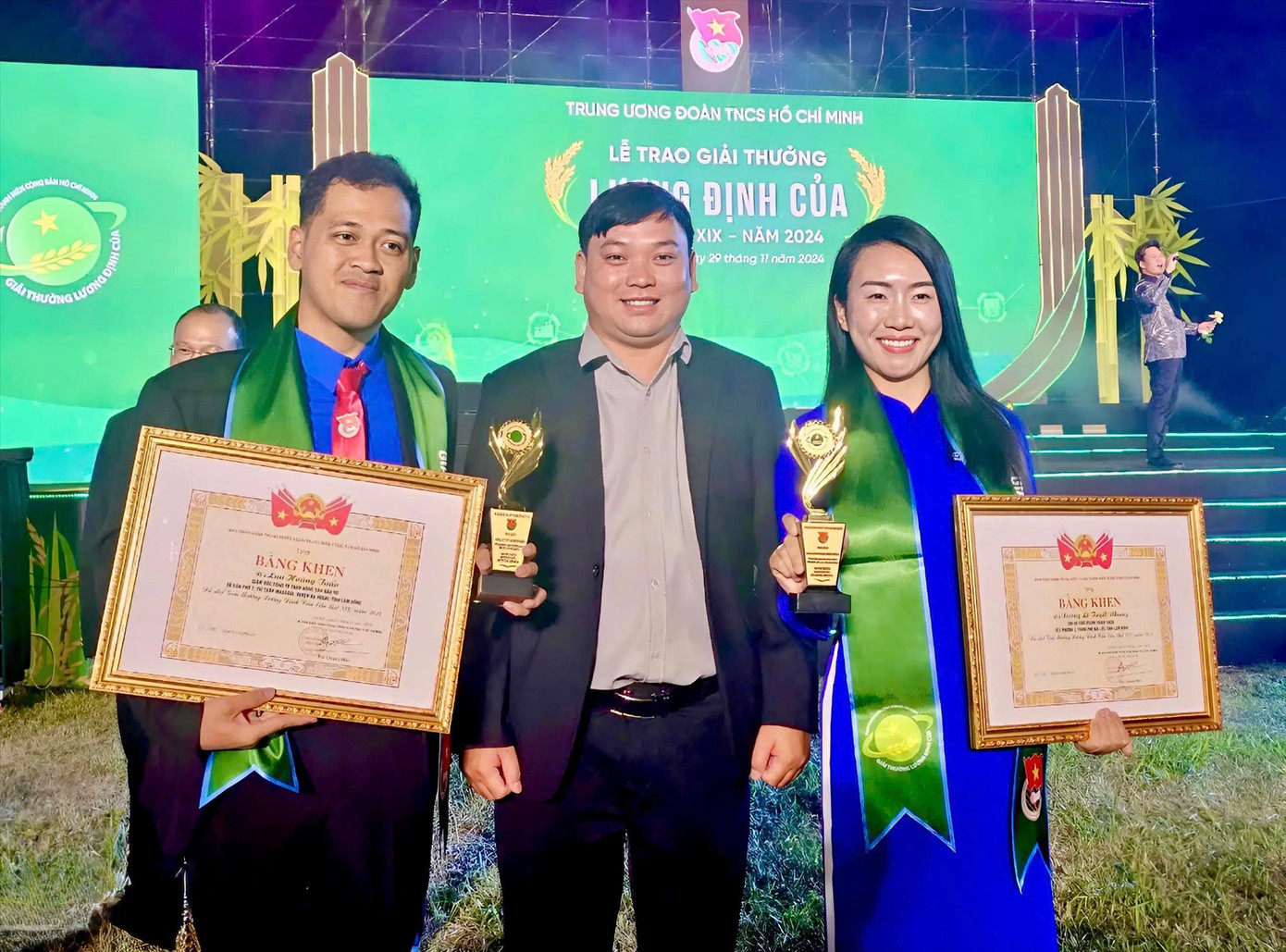 Anh Lưu Hoàng Tuấn (bên trái) vinh dự nhận giải thưởng Lương Định Của năm 2024