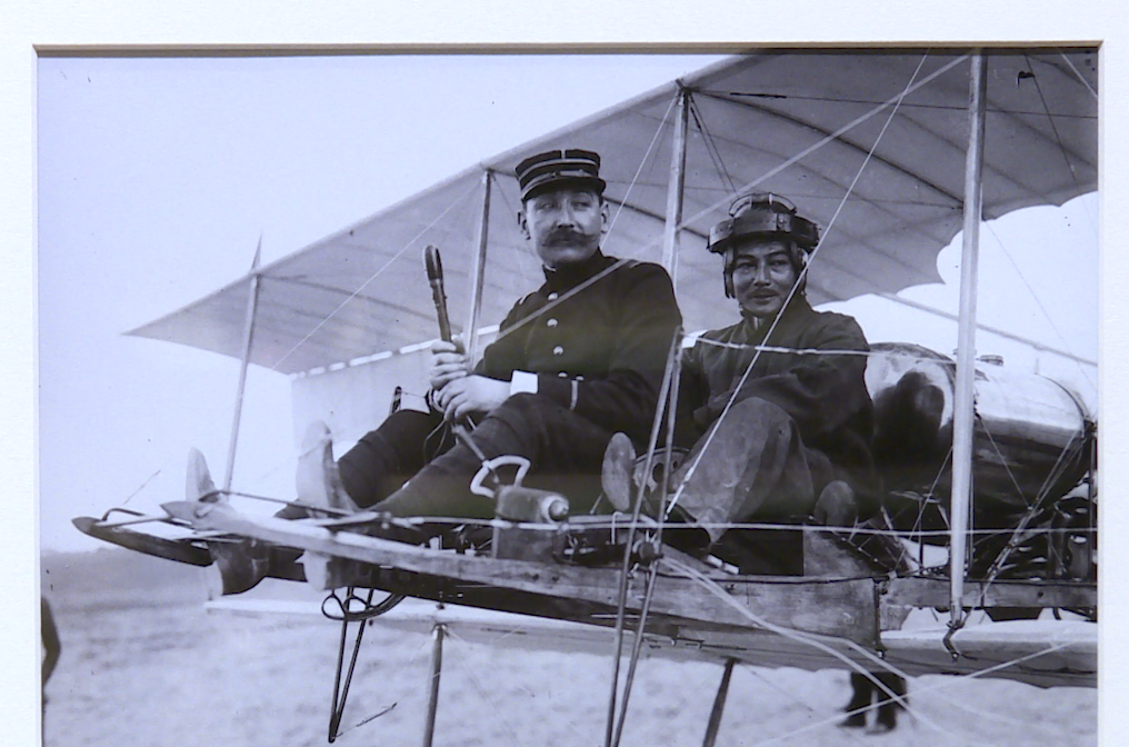 Đỗ Hữu Vị (phía sau) trên máy bay