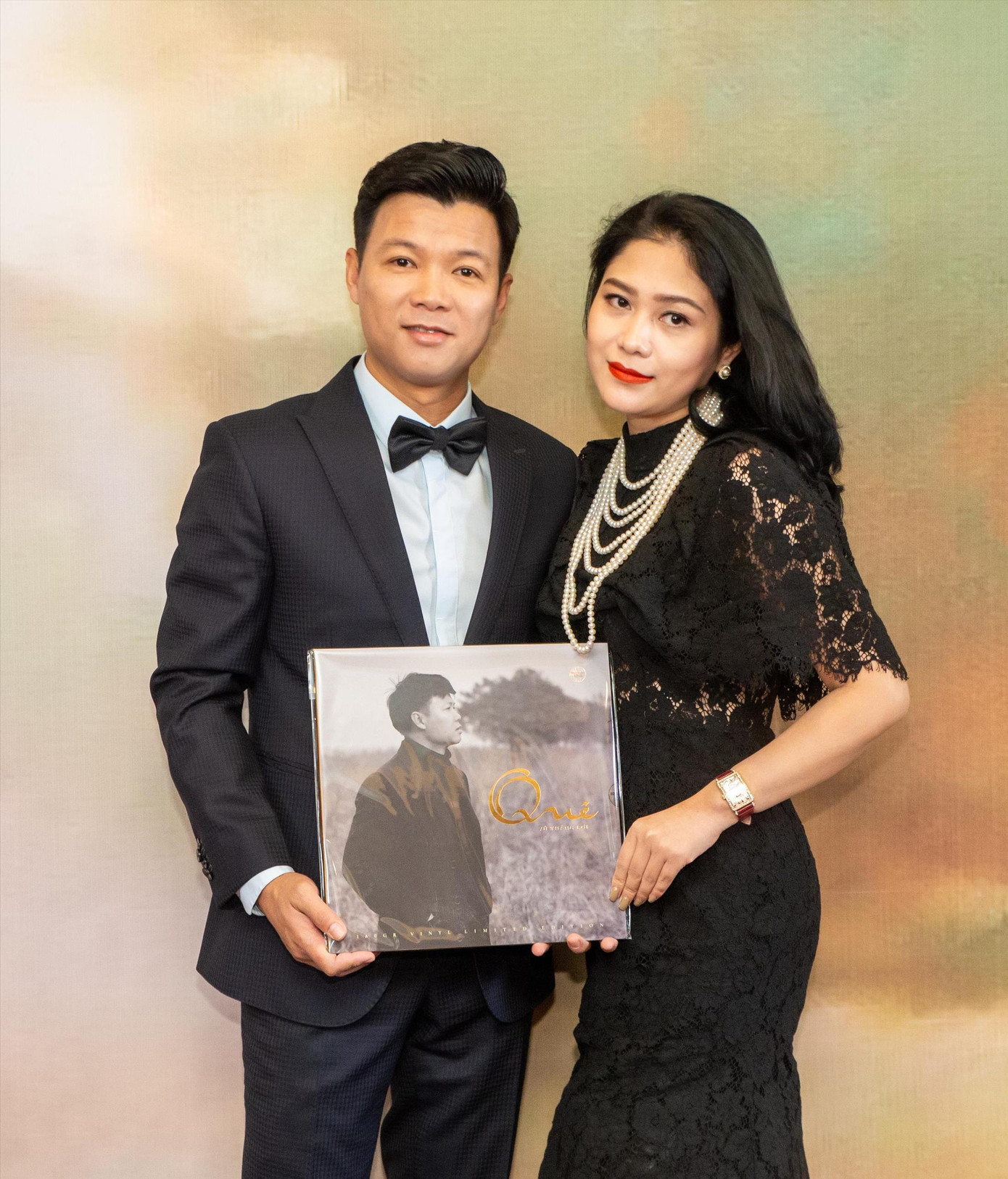 Vũ Thắng Lợi và vợ cùng “đứa con tinh thần”. Ảnh: NVCC