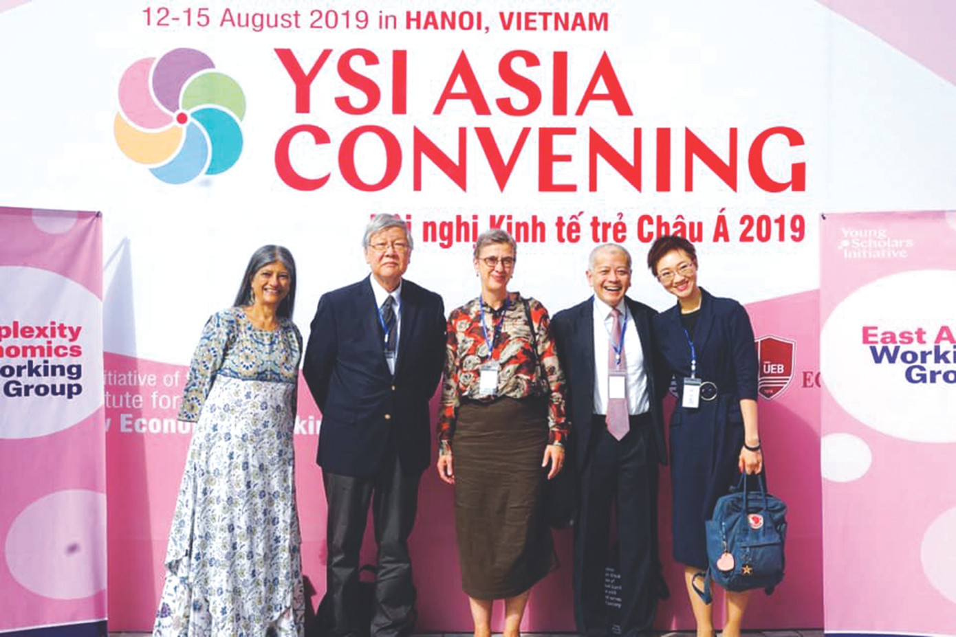 TS. Nguyễn Tuệ Anh (ngoài cùng bên phải) chụp ảnh cùng các chuyên gia nước ngoài tại Hội nghị Kinh tế trẻ châu Á được tổ chức ở Việt Nam năm 2019.