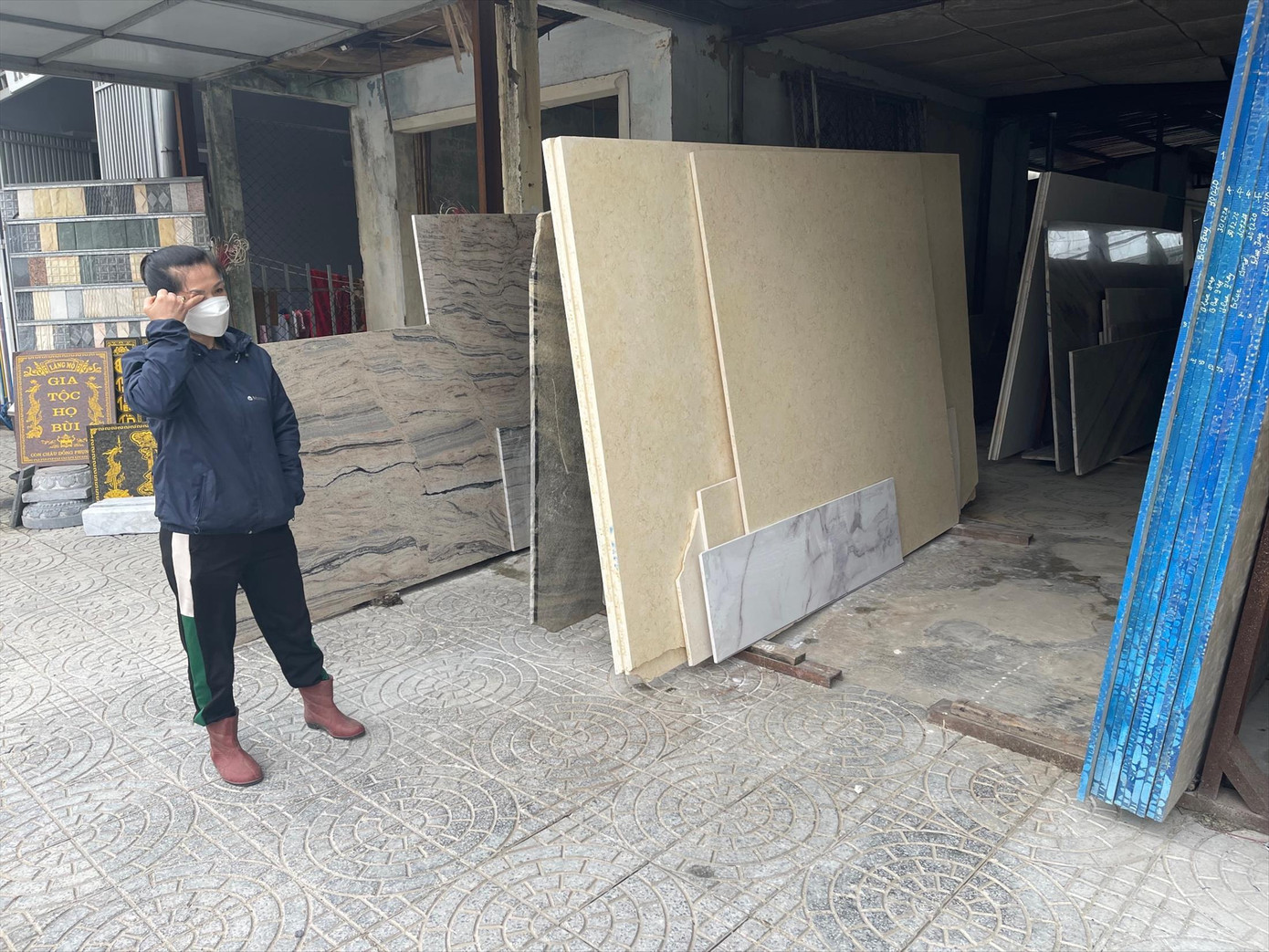 Cửa hàng đá to đùng nằm ở đường Lý Thường Kiệt (TP Ðồng Hới, tỉnh Quảng Bình) nhưng chỉ duy nhất chị Yến ở lại để trong coi Cửa hàng đá to đùng nằm ở đường Lý Thường Kiệt (TP Ðồng Hới, tỉnh Quảng Bình) nhưng chỉ duy nhất chị Yến ở lại để trong coi