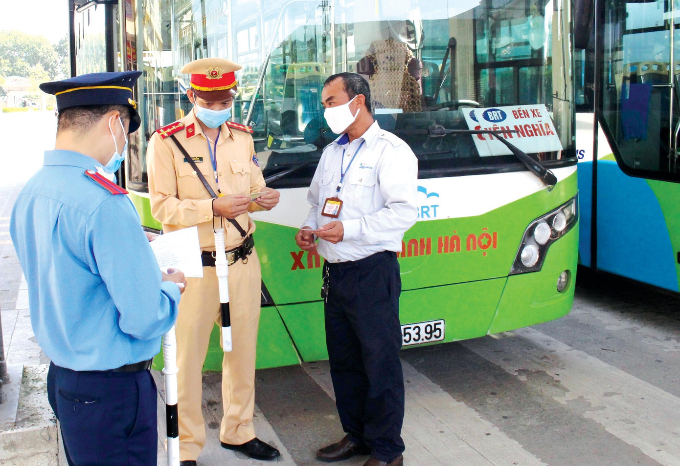 Liên ngành phối hợp kiểm tra vận tải khách trên đường Liên ngành phối hợp kiểm tra vận tải khách trên đường