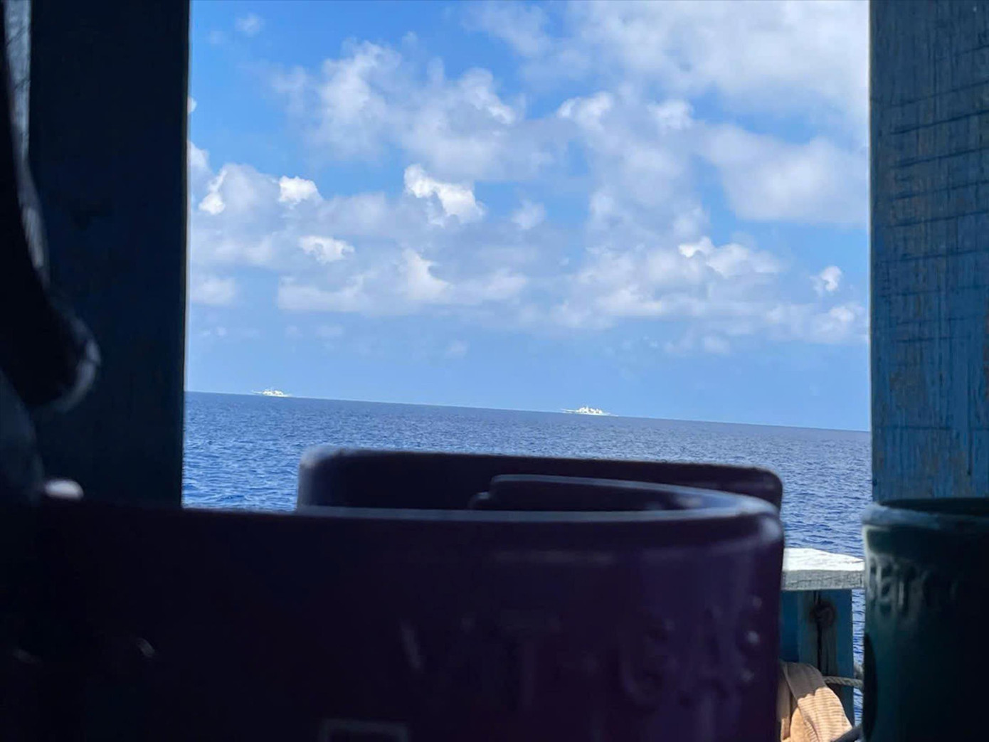 Hai tàu của Trung Quốc mang số hiệu 301, 101 đã tấn công ngư dân tàu cá QNg 95739 TS của Việt Nam. Ảnh ngư dân chụp