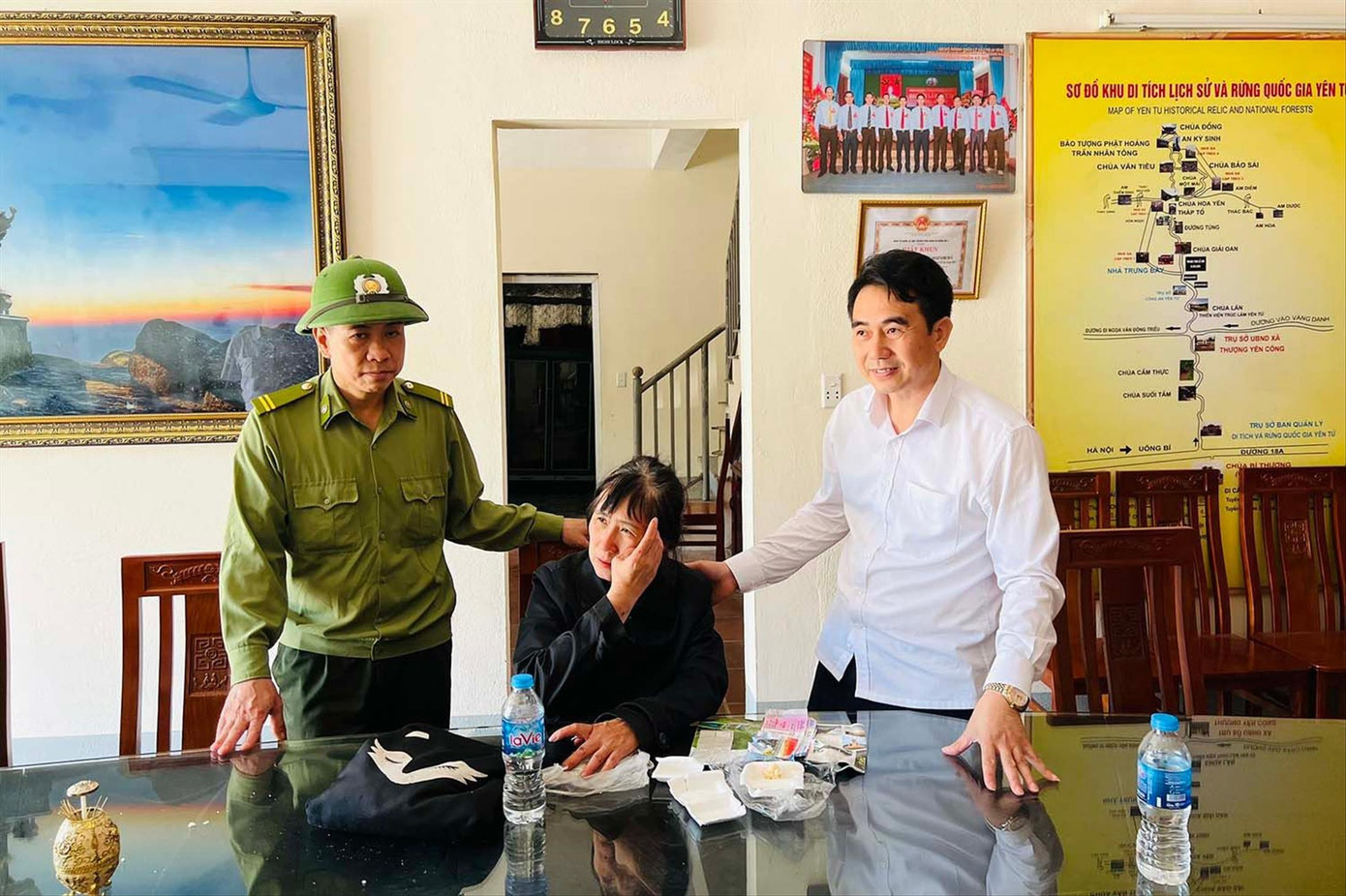 Bà Liên bật khóc sau khi được đội cứu hộ của Ban Quản lý di tích và Rừng Quốc gia Yên Tử đưa về trụ sở Bà Liên bật khóc sau khi được đội cứu hộ của Ban Quản lý di tích và Rừng Quốc gia Yên Tử đưa về trụ sở