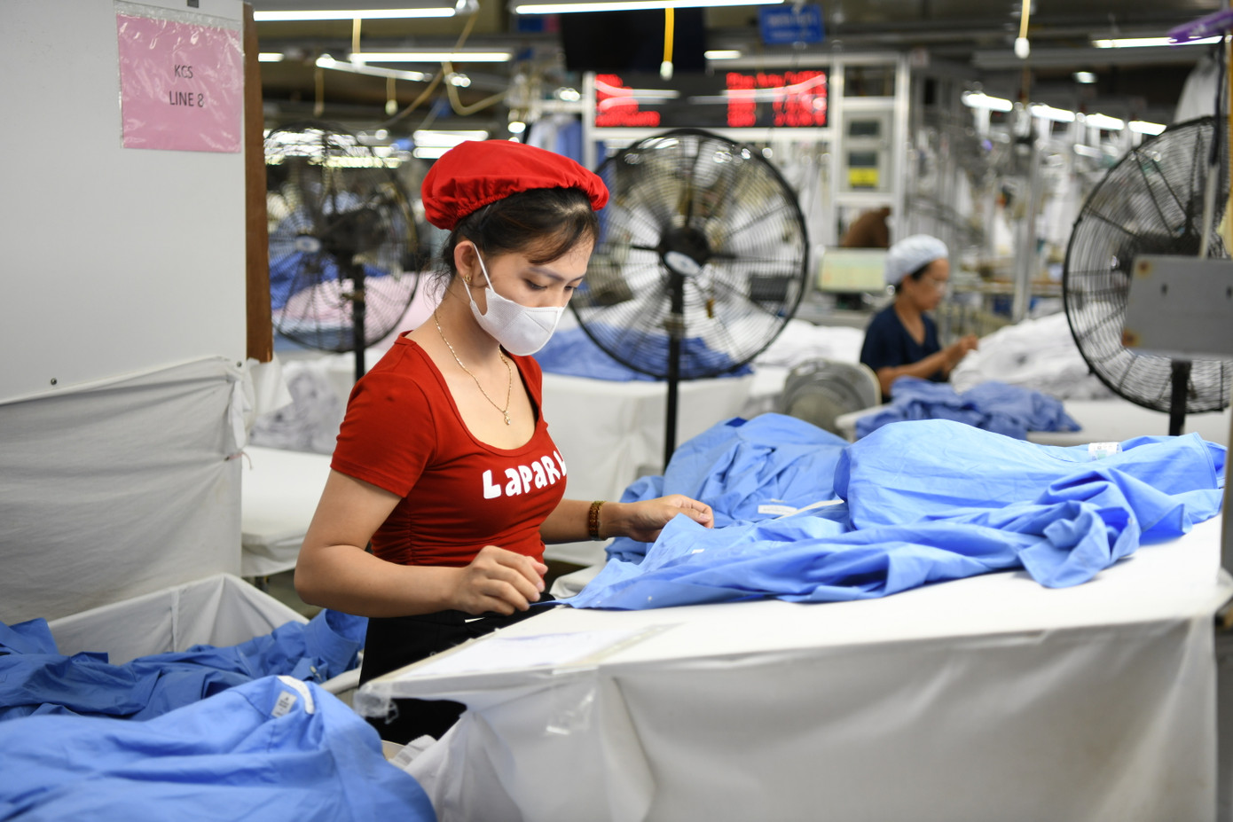 Công nhân trong ca làm việc tại Công ty may mặc xuất khẩu Thái Anh. Ảnh: Như Ý