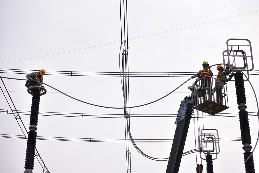 Công nhân vắt vẻo trên đỉnh cột Công nhân vắt vẻo trên đỉnh cột