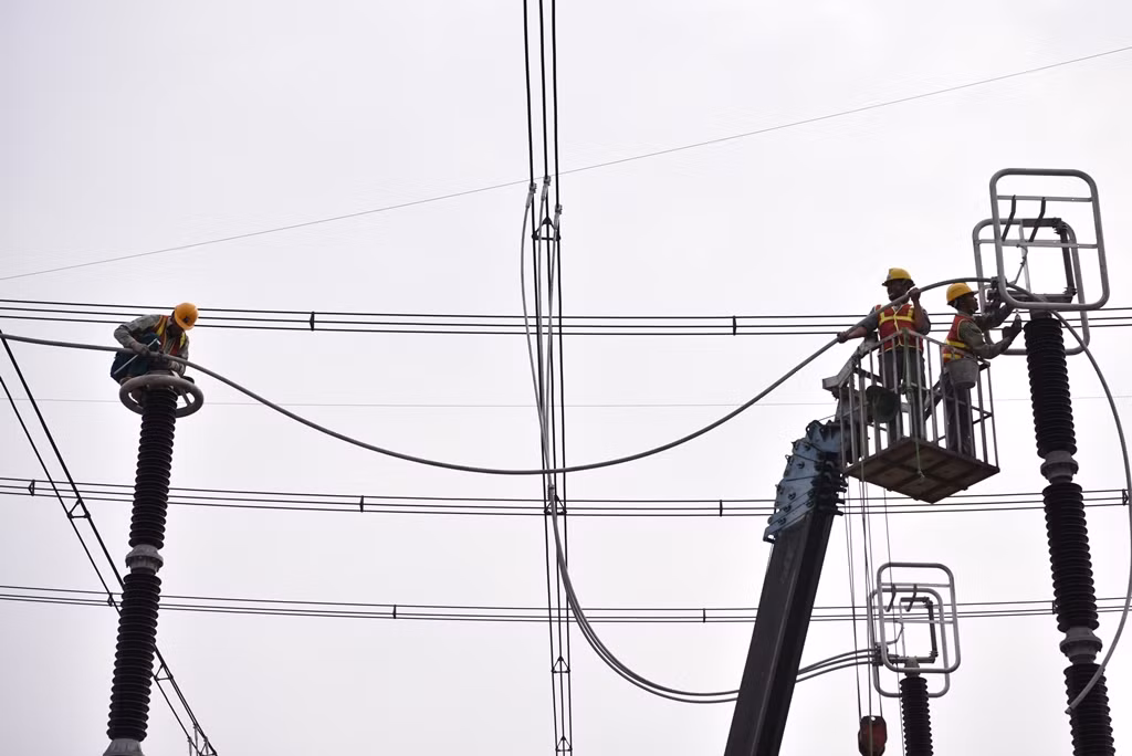 Công nhân vắt vẻo trên đỉnh cột