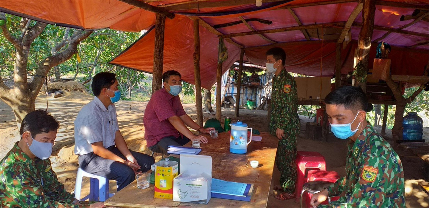 Cán bộ huyện Ðức Cơ kiểm tra công tác chuẩn bị bầu cử ở vùng biên giới. Ảnh: Văn Tiến