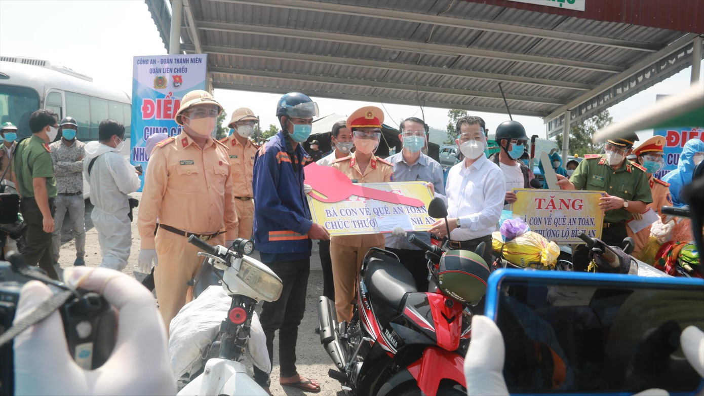 Tặng 8 xe máy mới cho người dân tại trạm trung chuyển phía nam hầm Hải Vân (Đà Nẵng). Ảnh: Nguyễn Thành