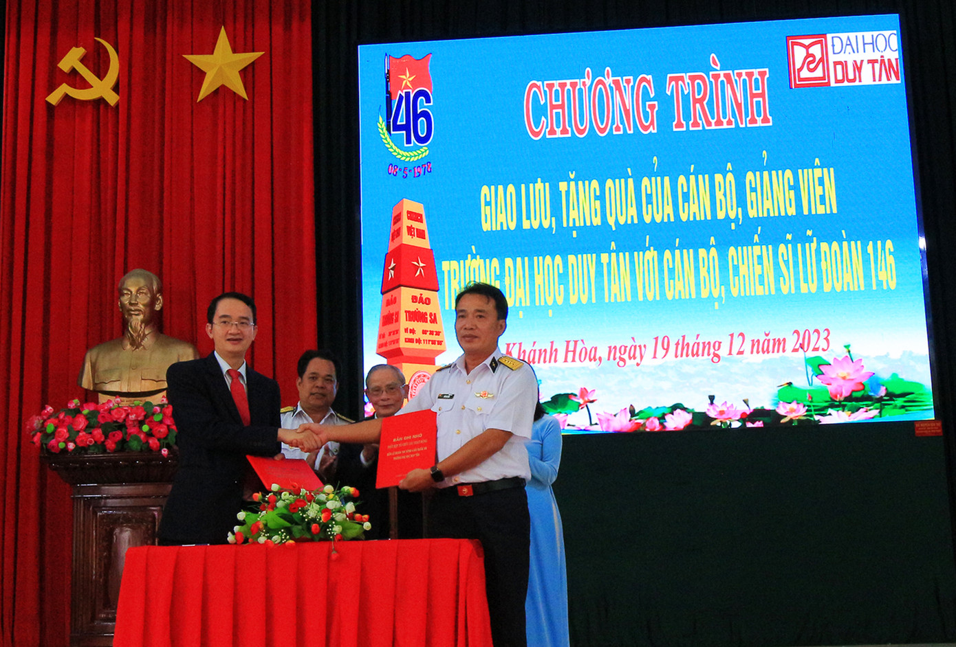 Ký ghi nhớ và kết nghĩa giữa Lữ đoàn 146 Vùng 4 Hải quân và trường ĐH Duy Tân. Ký ghi nhớ và kết nghĩa giữa Lữ đoàn 146 Vùng 4 Hải quân và trường ĐH Duy Tân.