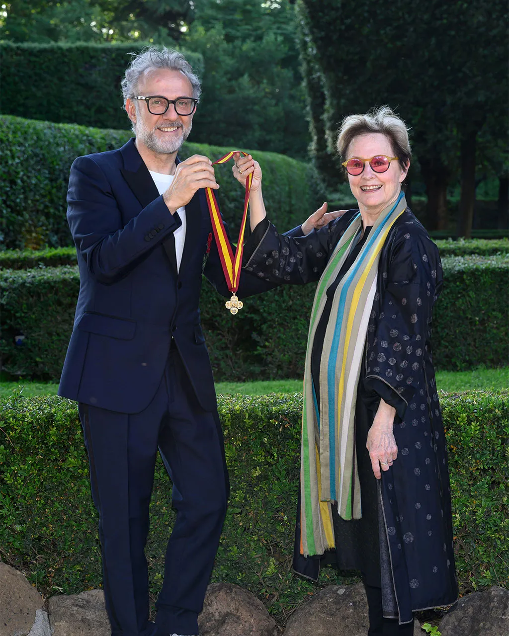 Bà Alice Waters trao tặng ông Massimo Bottura Huân chương McKim danh giá năm 2023